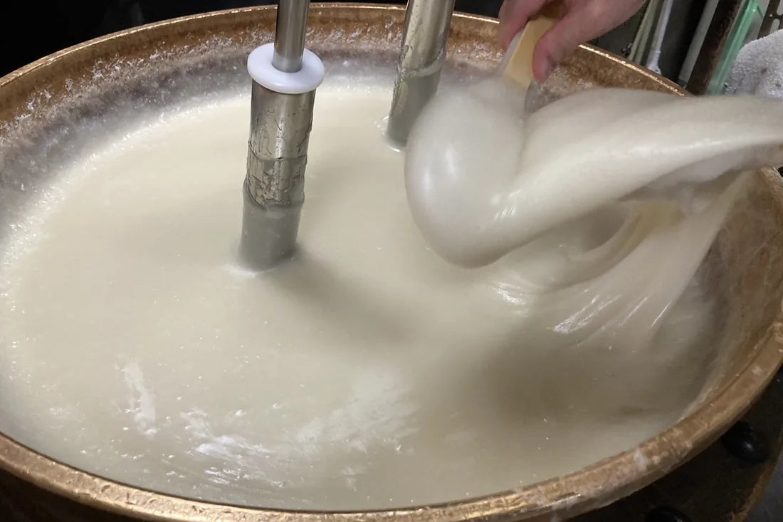 銅釜で、餅生地を練り上げる。