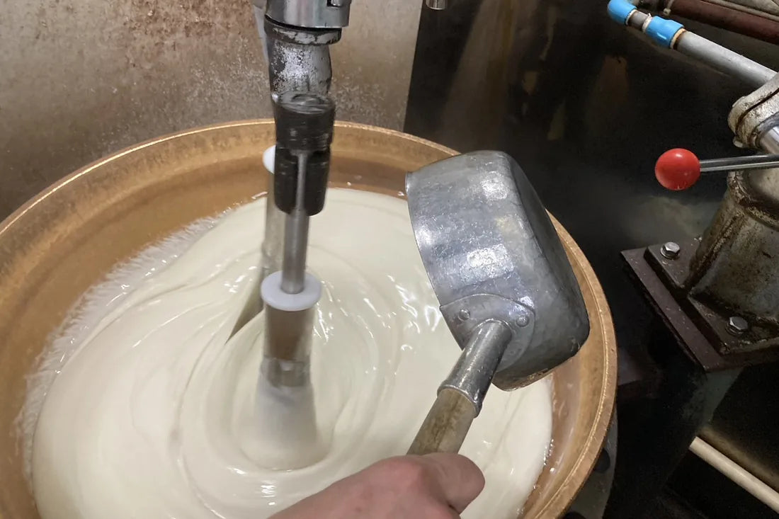 手をそえて、仕上がりを見きわめる。